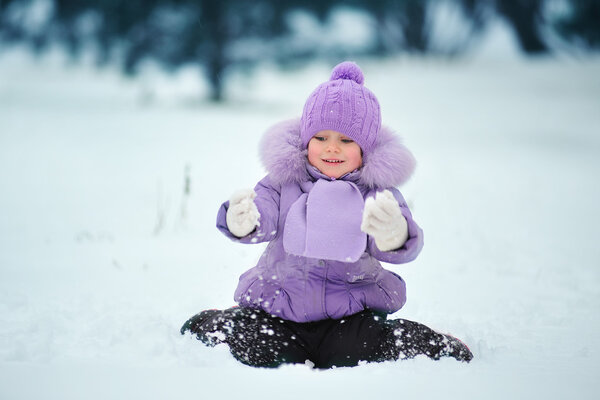 Портрет девушки в зимнем лесу
