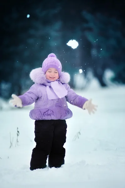 Retrato de menina na floresta de inverno — Fotografia de Stock