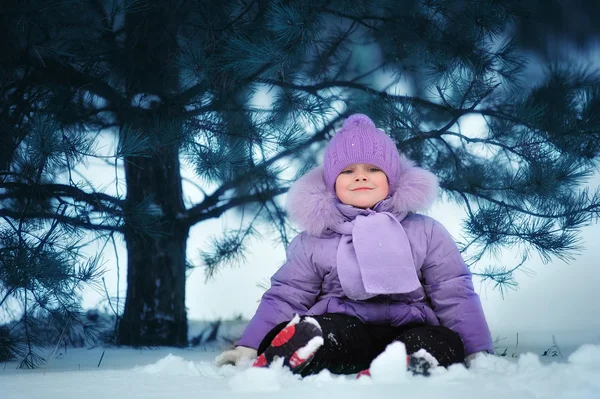 Ragazza e albero — Foto Stock