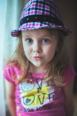 sevimli kız giyiyor şapka