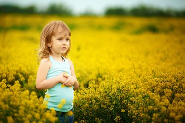 sevimli kız çayır üzerinde poz