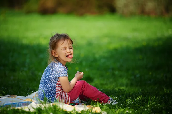 Lilla tjej visar tungan — Stockfoto