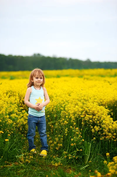 Niña posando en el campo — Foto de Stock