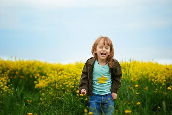 Ragazzina urlando sul prato — Foto Stock