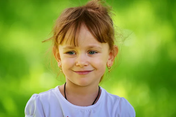 Souriant petite fille gros plan — Photo