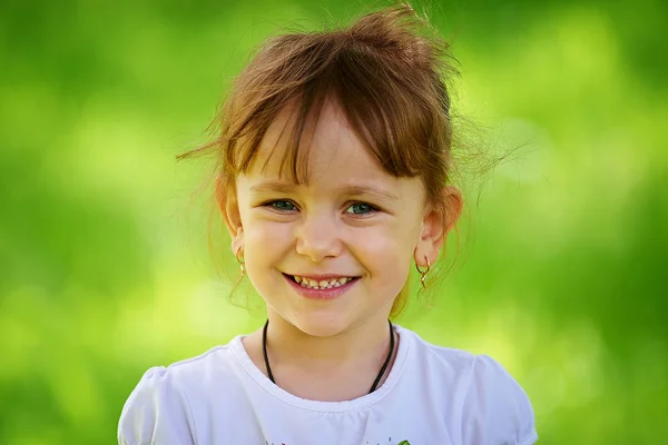 うれしそうな小さな女の子のクローズ アップ — ストック写真