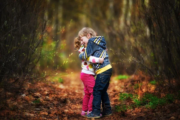 Abrazando niños pequeños — Foto de Stock