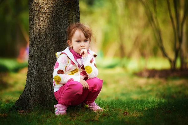 Niña cerca del árbol en el parque — Foto de Stock