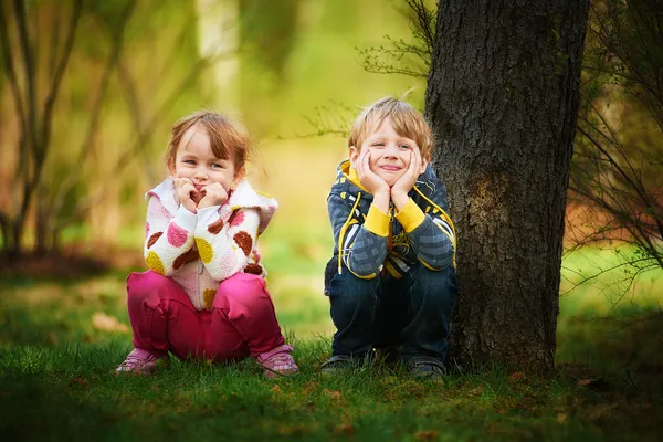 Bambini che posano insieme nel parco — Foto Stock