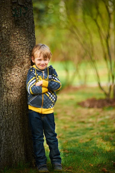 Lachende jongen in herfst park — Stockfoto