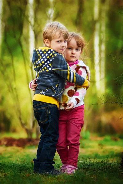 Enfants debout ensemble et embrassant — Photo