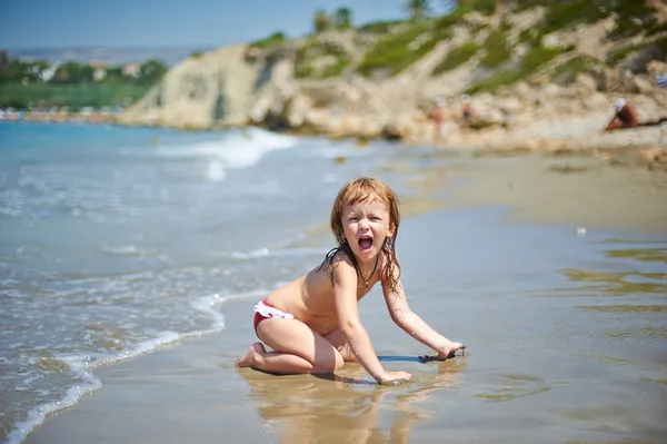 Menina gritando na praia — Fotografia de Stock