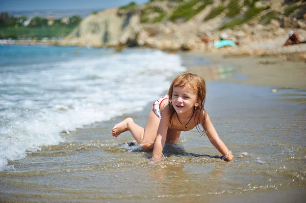 摆在海滩上的小女孩 图库图片