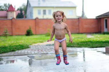 atlama gumboots giyen küçük kız