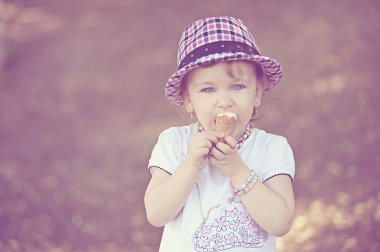 dondurma yiyen küçük kız