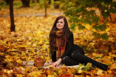 sonbahar Parkta piknik kadın