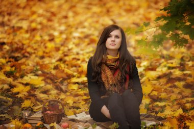 ekose parkta oturan kadın