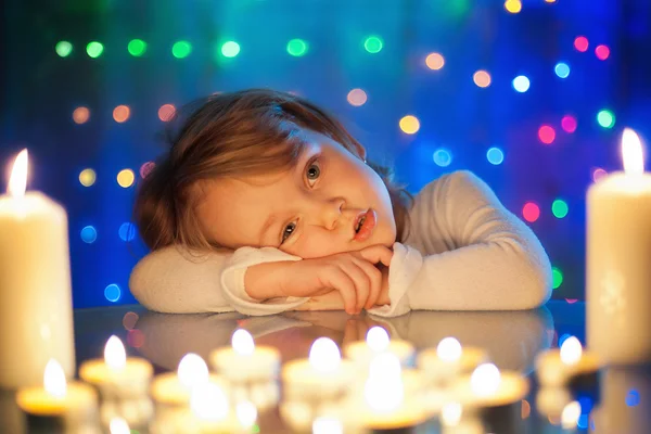 Mała dziewczynka, patrząc na świece — Zdjęcie stockowe