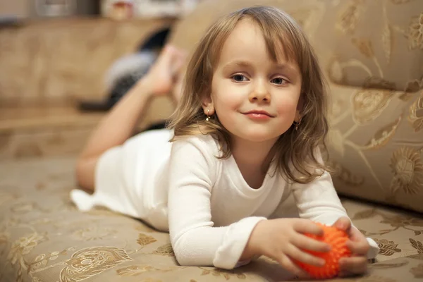 Dziewczynka leżąc na kanapie — Zdjęcie stockowe