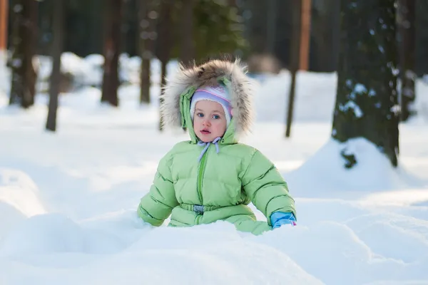 Küçük kız kış gününde — Stok fotoğraf