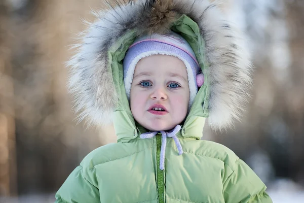 Niña con abrigo verde en el día de invierno — Foto de Stock