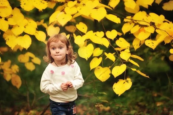 Liten flicka i parken — Stockfoto