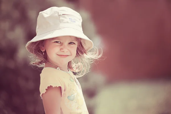 Lovely little girl in summer cap — Stock Photo, Image
