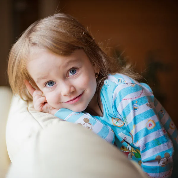 Sorridente bambina in posa in pigiama — Foto Stock