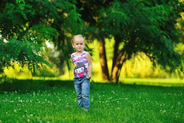 Küçük kız parkta poz — Stok fotoğraf