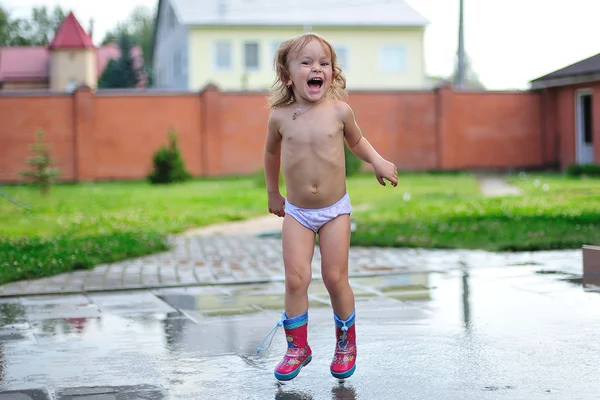 Dziewczynka nosi gumboots skoki — Zdjęcie stockowe