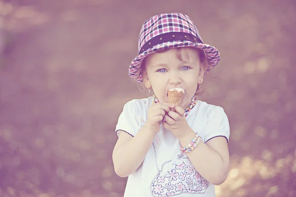 Niña comiendo helado — Foto de Stock