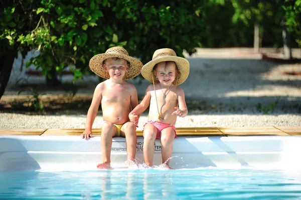 Menino e menina na piscina — Fotografia de Stock