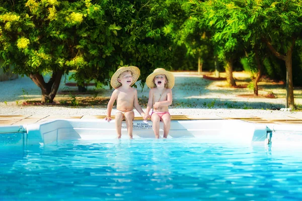 Menino e menina na piscina — Fotografia de Stock