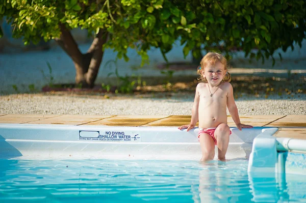Fată zâmbitoare în piscină — Fotografie, imagine de stoc