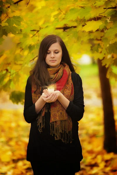 Beautiful woman in autumn park — Stock Photo, Image