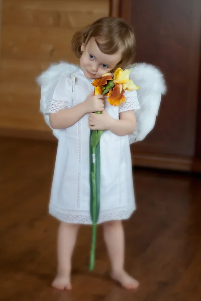 Dziewczynka z anielskimi skrzydłami — Zdjęcie stockowe