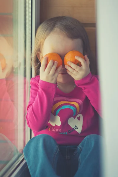 Meisje haar ogen sluiten — Stockfoto