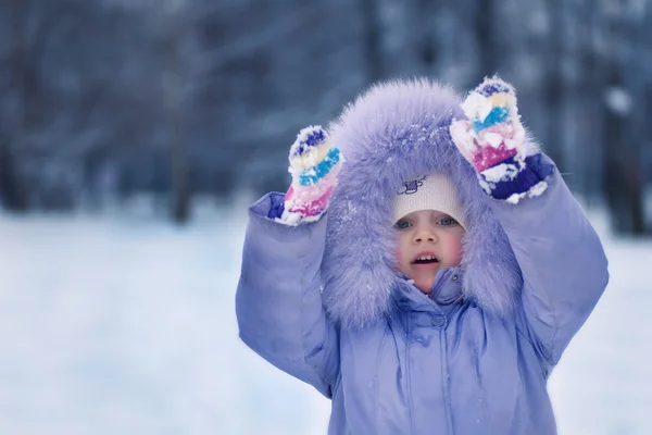 Fille attraper flocons de neige — Photo