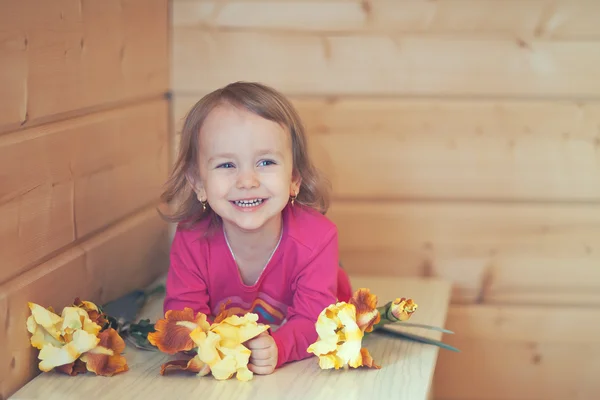 Menina segurando flores — Fotografia de Stock