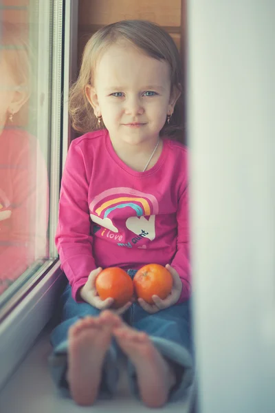 Gadis memegang mandarin — Stok Foto
