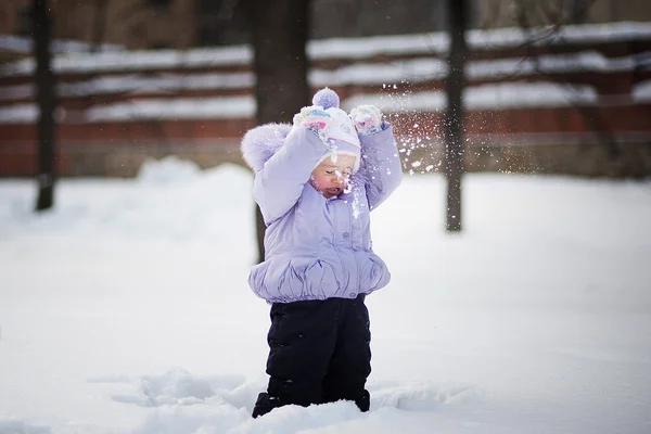 Dívka hází do sněhu — Stock fotografie