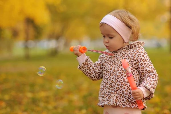 Ragazza soffiando bolle di sapone — Foto Stock