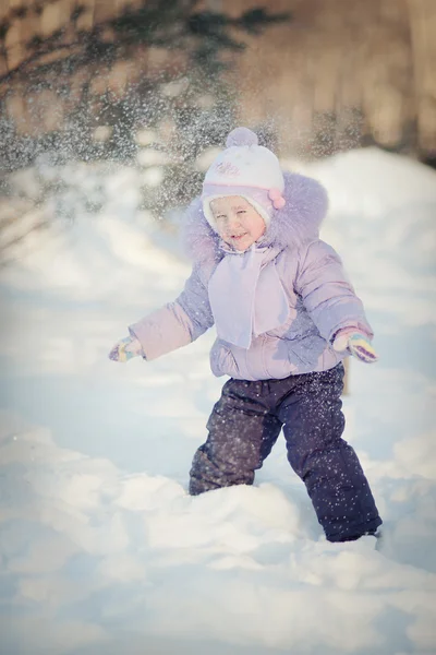 Дівчина викидає сніг Ліцензійні Стокові Фото