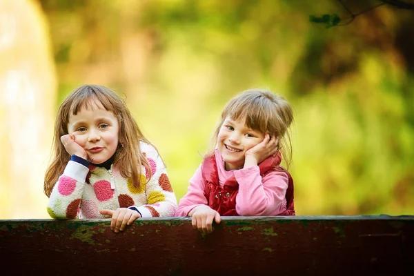 Ragazze che mettono le mani sotto il mento — Foto Stock