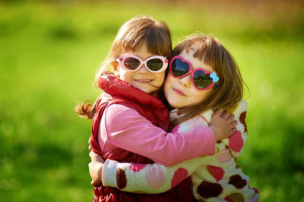 Deux petites filles en lunettes de soleil — Photo