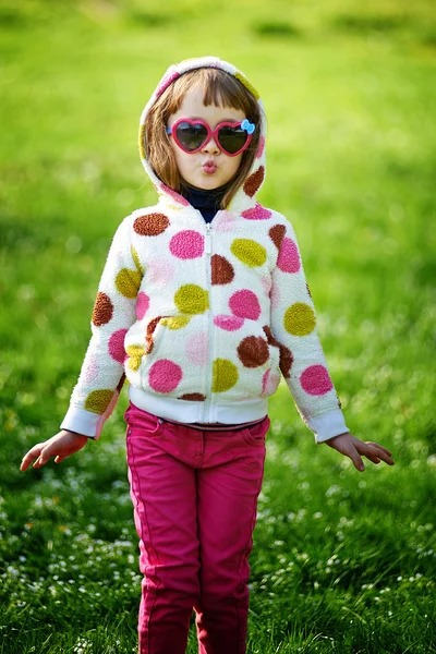 戴太阳镜的小女孩 — 图库照片
