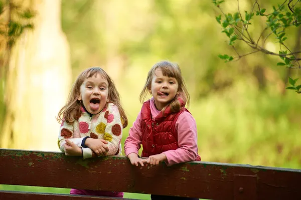 Ragazze che mostrano lingue — Foto Stock