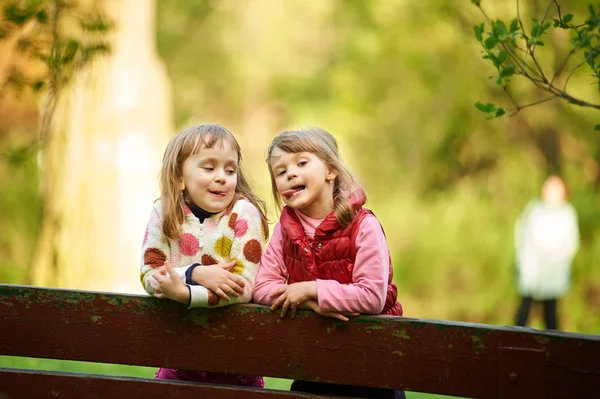 Ragazze che fanno smorfie — Foto Stock