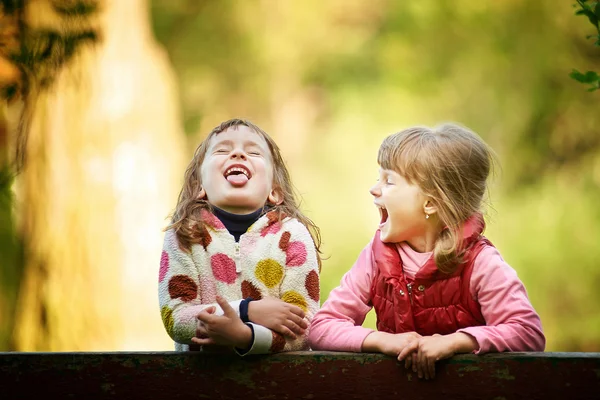 Girls showing tongues — Stock Photo, Image