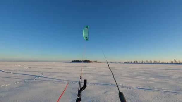 Kitesurf de invierno en un día soleado — Vídeos de Stock